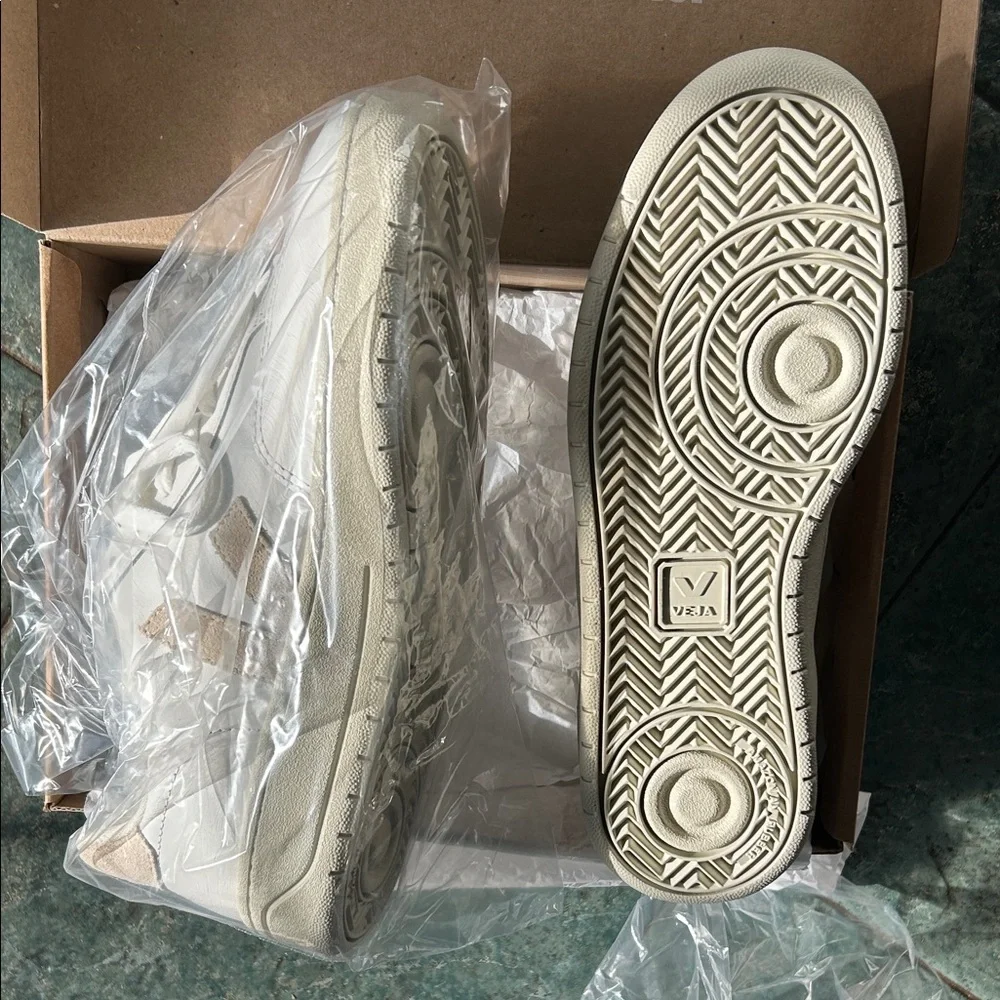 Veja Low-Top Sneaker in Off-White with Beige V - Picture 3 of 5